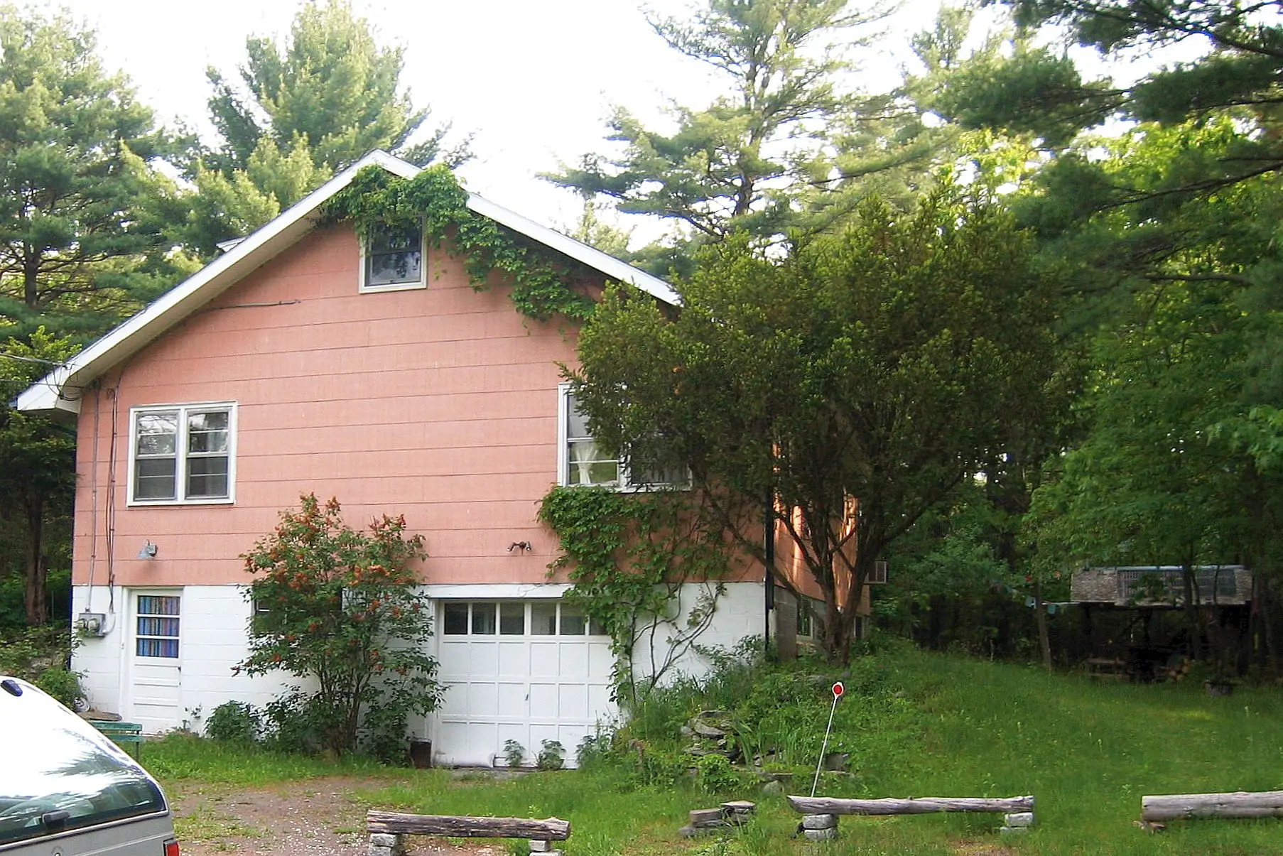Big Pink, West Saugerties, New York, in whose basement he and the Hawks recorded in 1967 (photo 2006)
